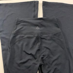 Beyond yoga flare yoga pants with pockets